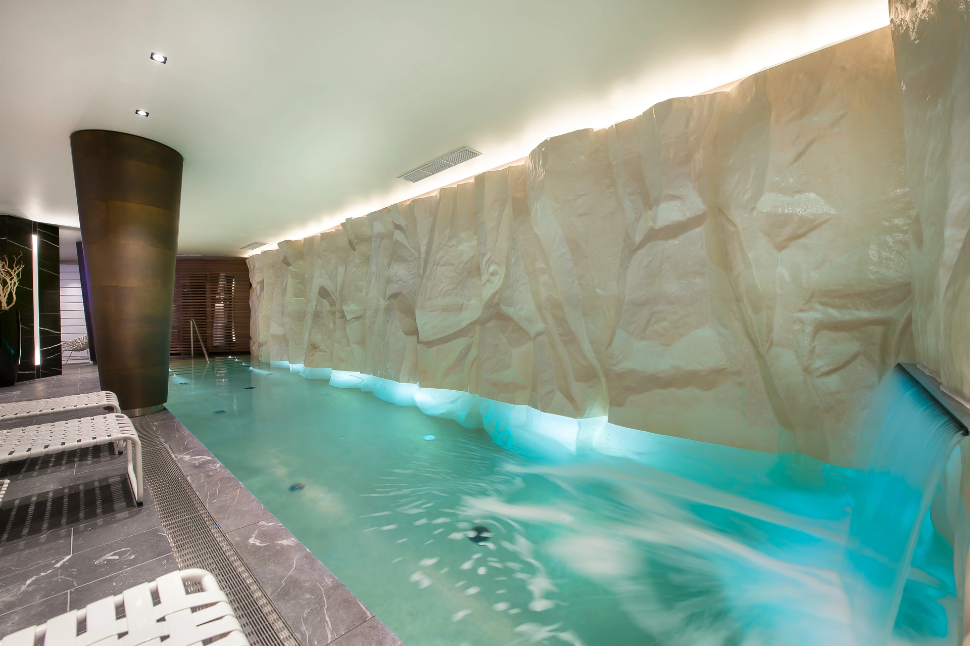 127 m² indoor swimming pool with sculpted stone wall